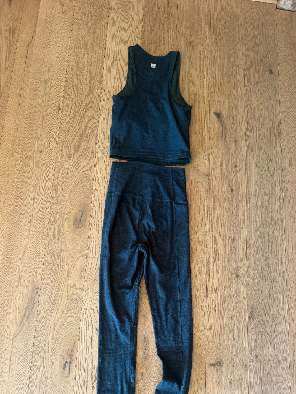 Vuori 2 piece set tank top w built in bra and leggings size s and xs - Picture 7 of 7